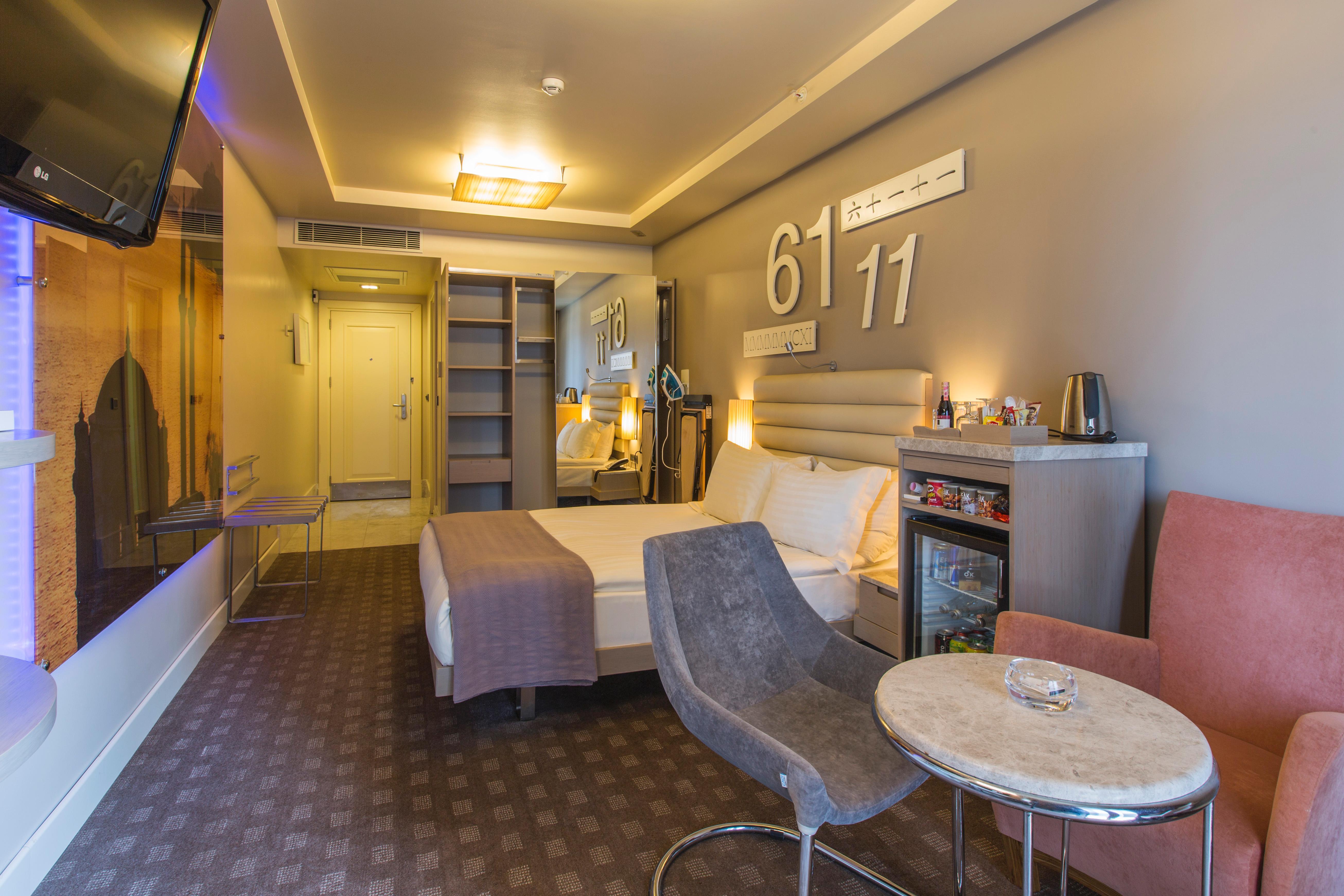 Ramada By Wyndham Istanbul Pera Taksim Hotel Exterior photo A room at the hotel