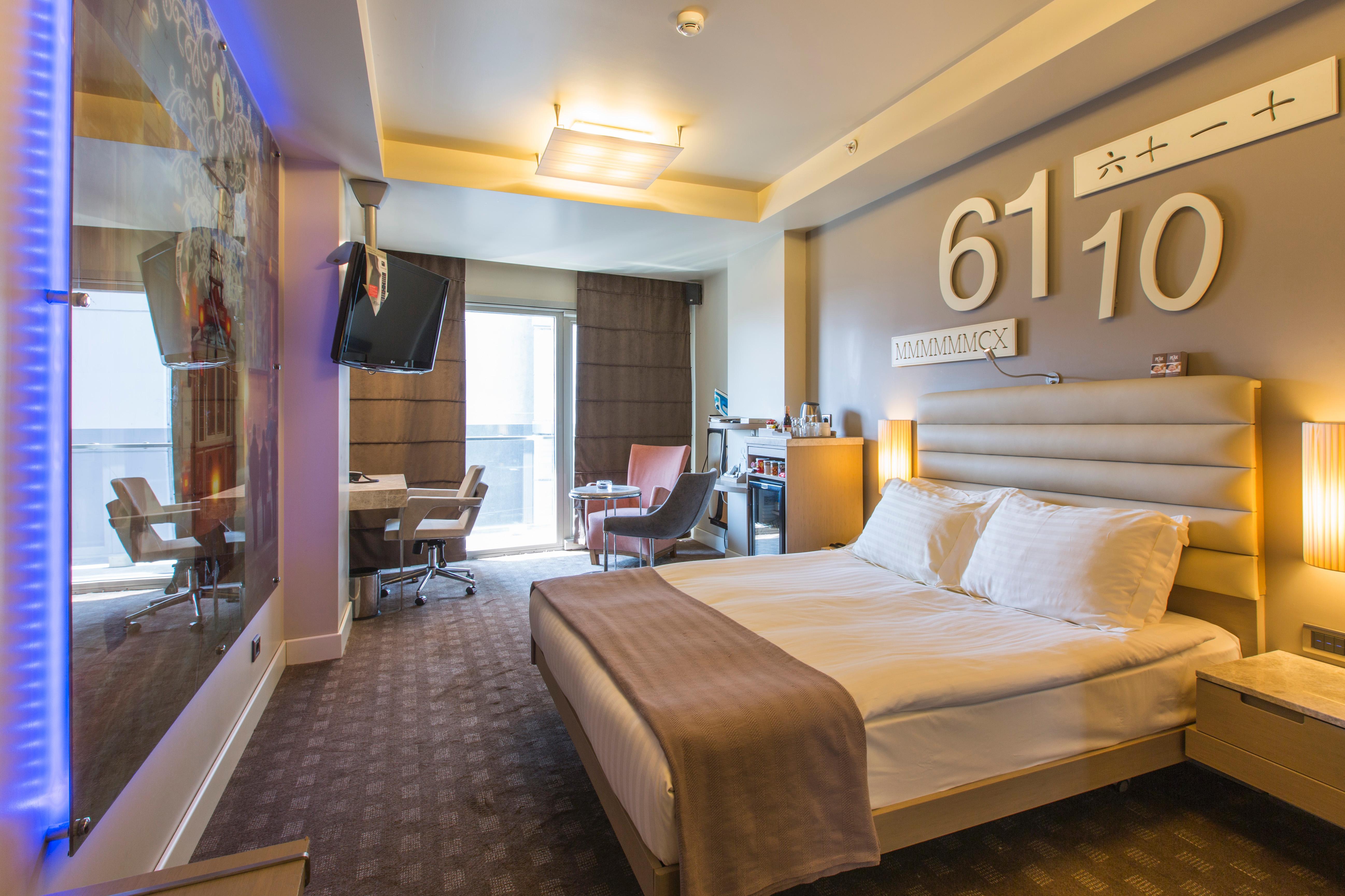 Ramada By Wyndham Istanbul Pera Taksim Hotel Exterior photo A room at the hotel