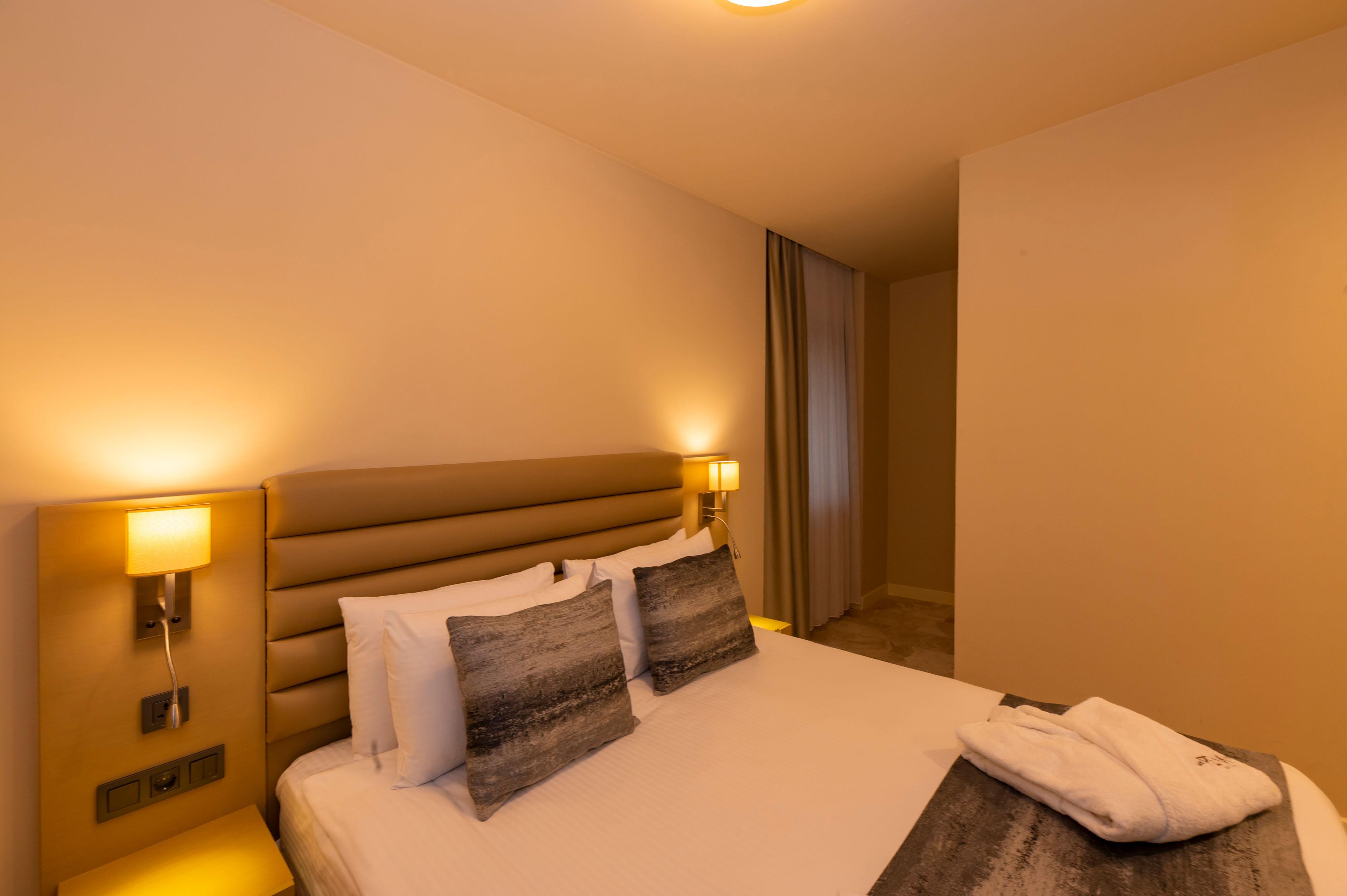 Ramada By Wyndham Istanbul Pera Taksim Hotel Exterior photo A room at the hotel