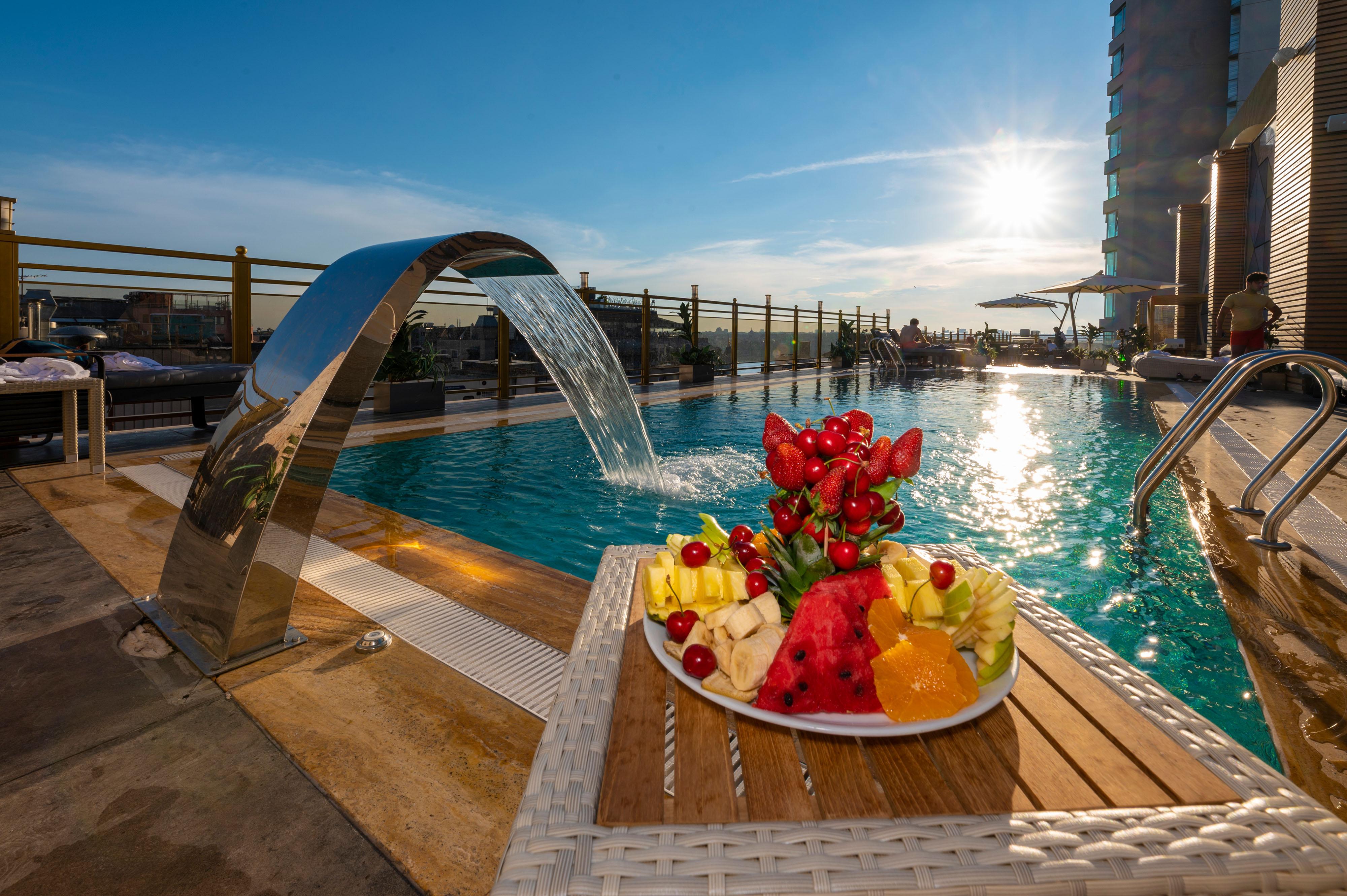 Ramada By Wyndham Istanbul Pera Taksim Hotel Exterior photo Rooftop pool