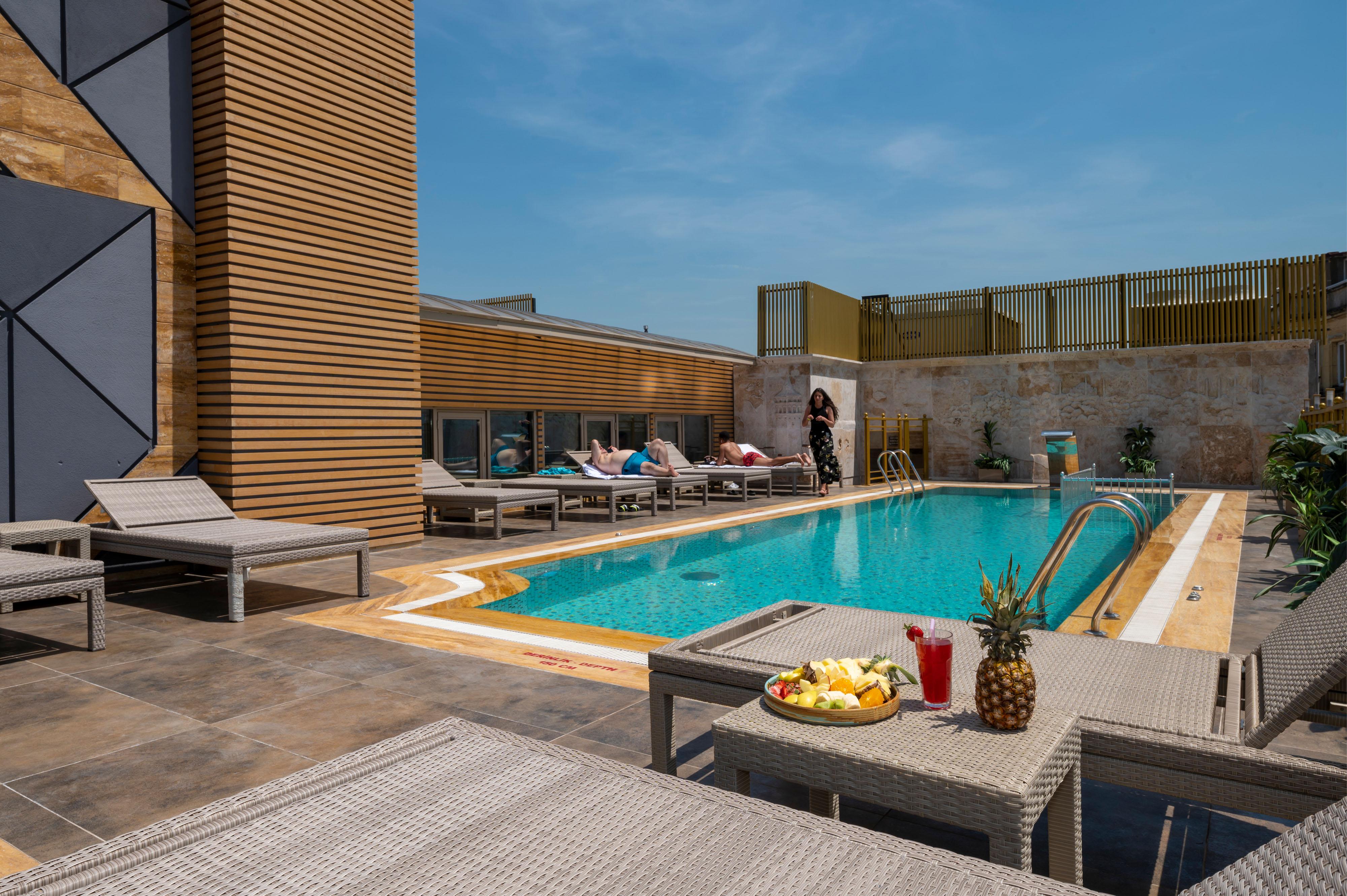Ramada By Wyndham Istanbul Pera Taksim Hotel Exterior photo Rooftop pool