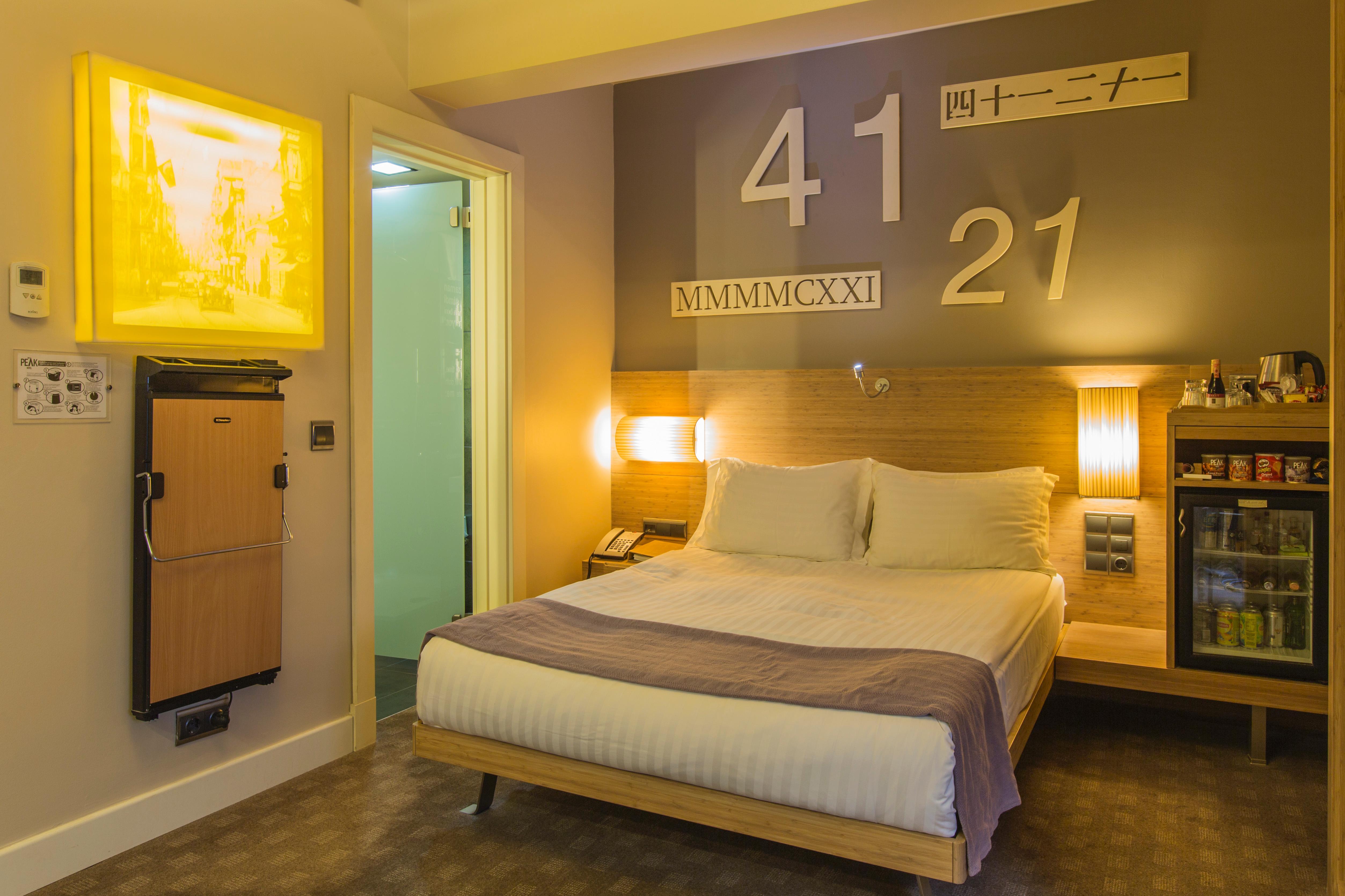 Ramada By Wyndham Istanbul Pera Taksim Hotel Exterior photo A room at the hotel