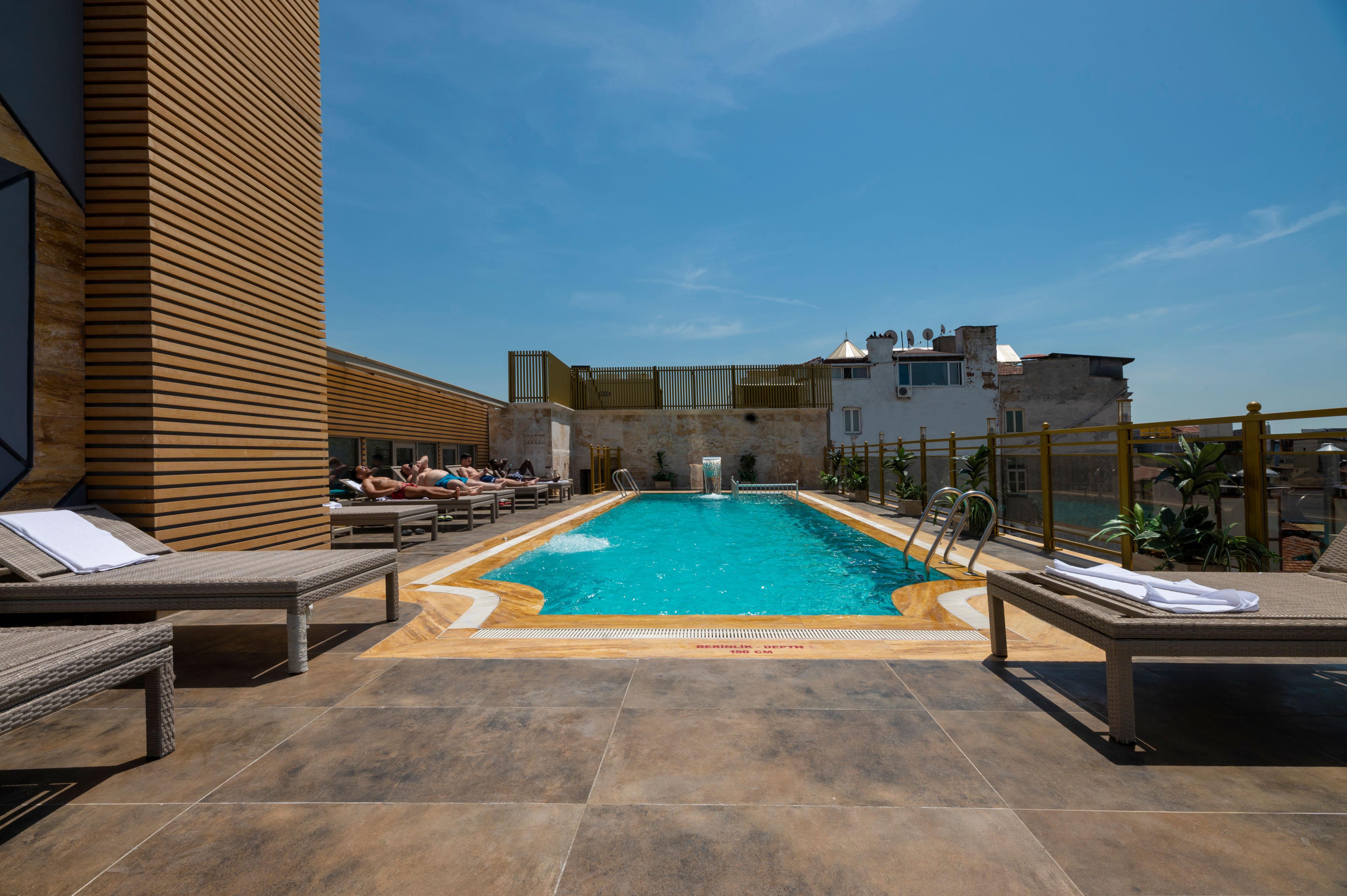 Ramada By Wyndham Istanbul Pera Taksim Hotel Exterior photo Rooftop pool
