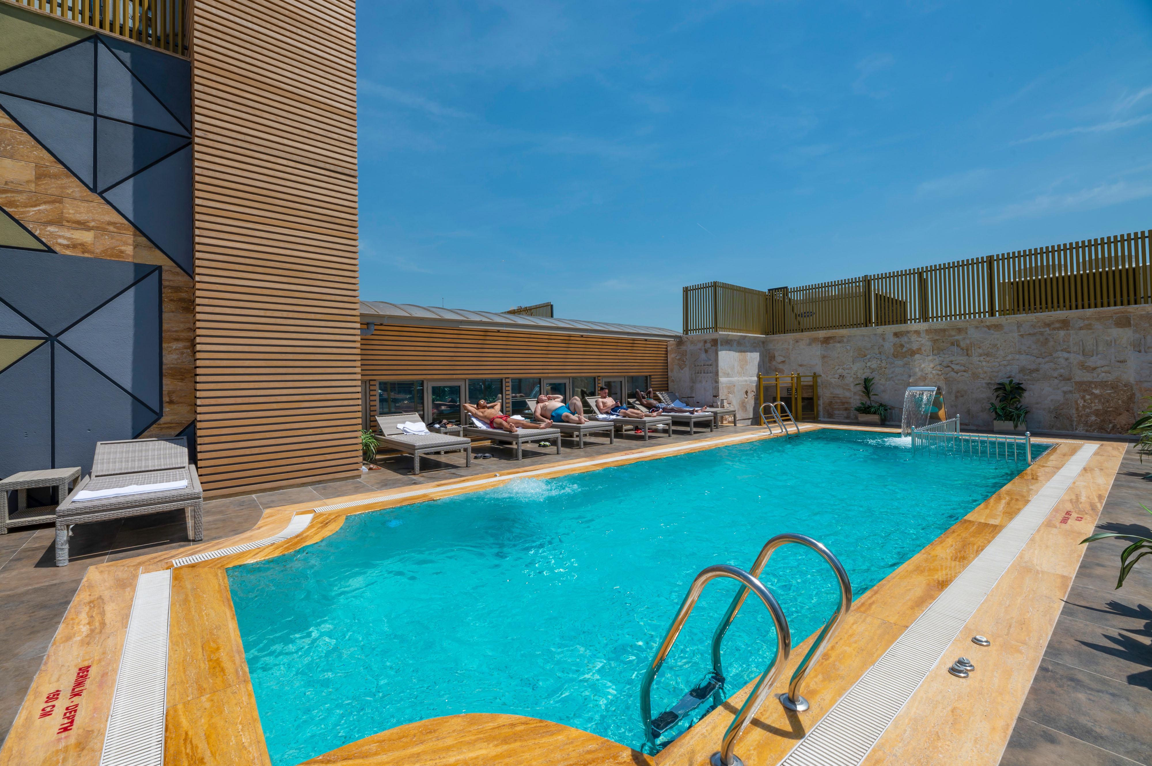 Ramada By Wyndham Istanbul Pera Taksim Hotel Exterior photo The pool at the hotel