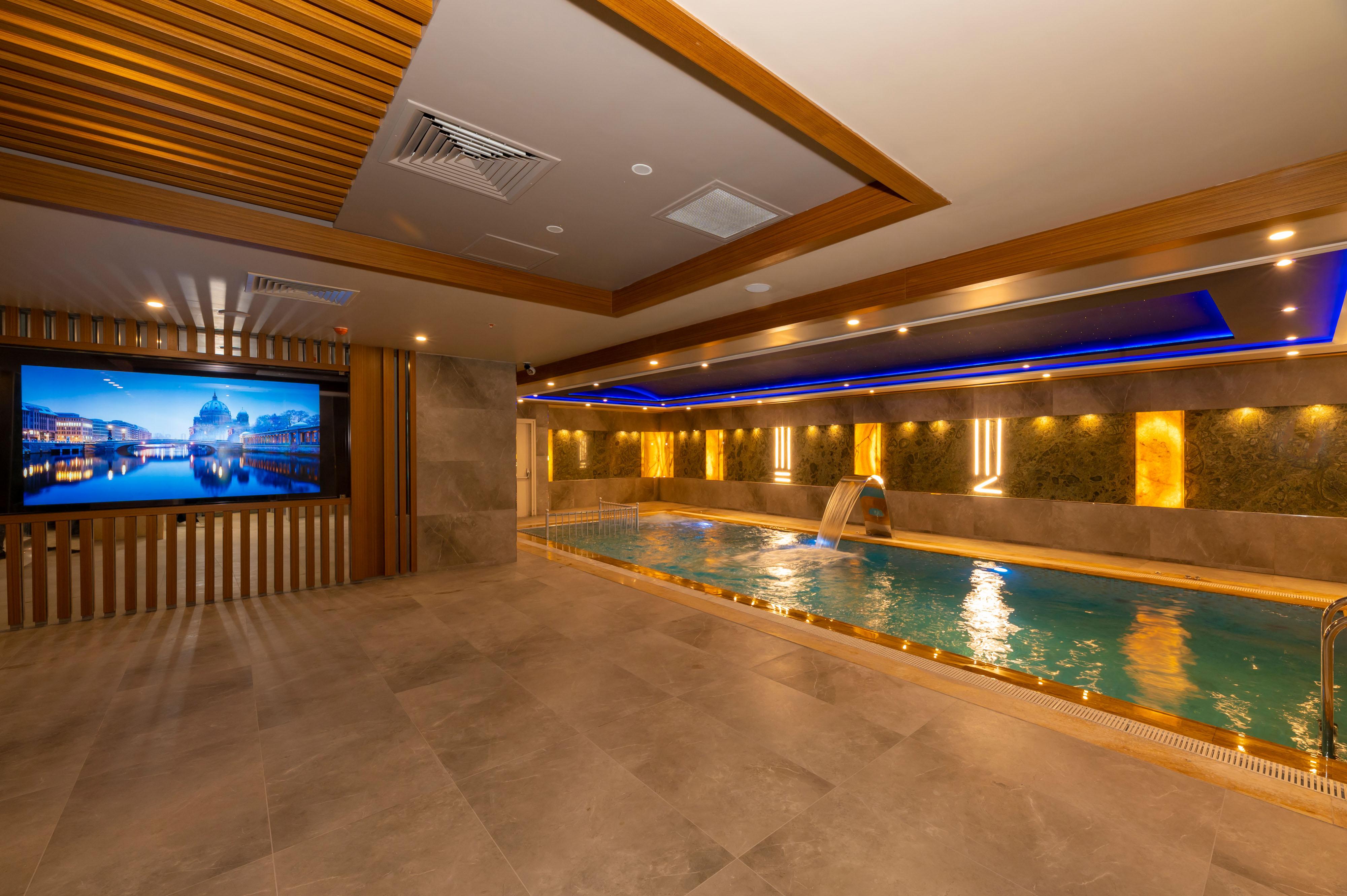 Ramada By Wyndham Istanbul Pera Taksim Hotel Exterior photo The swimming pool at the hotel