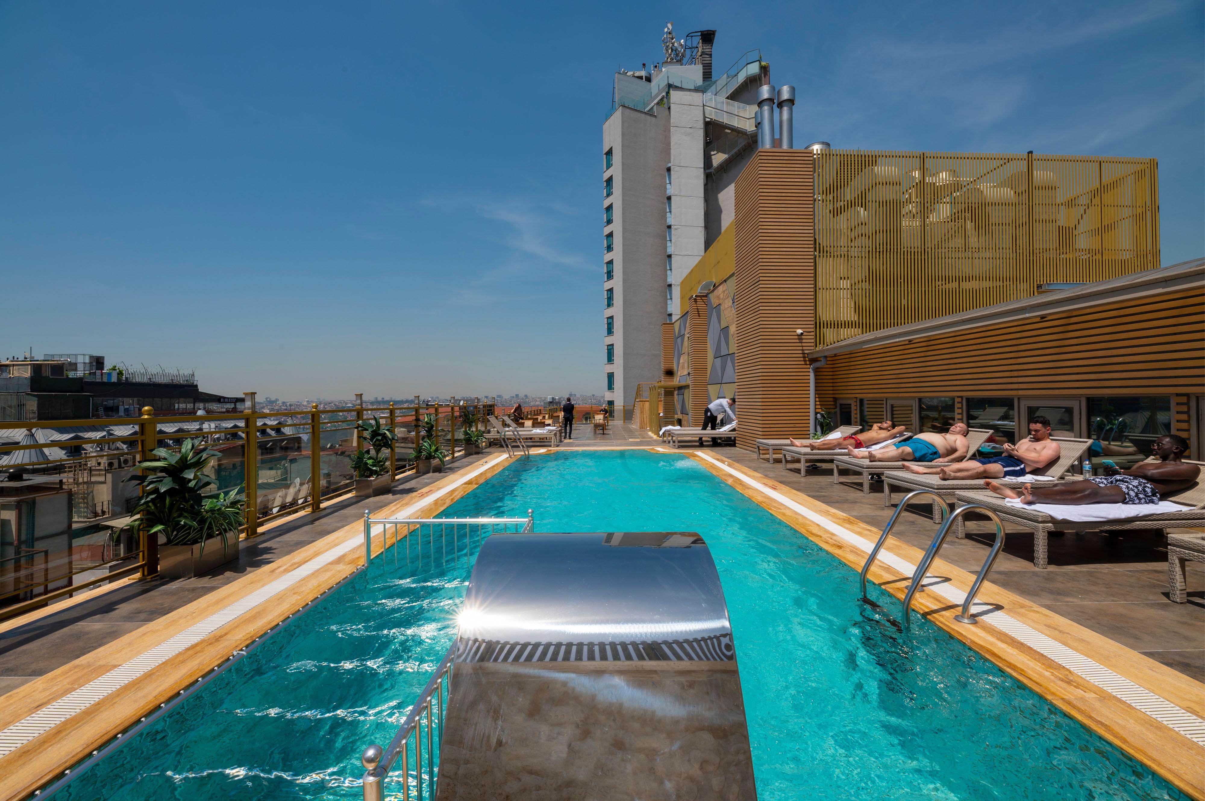 Ramada By Wyndham Istanbul Pera Taksim Hotel Exterior photo Rooftop pool