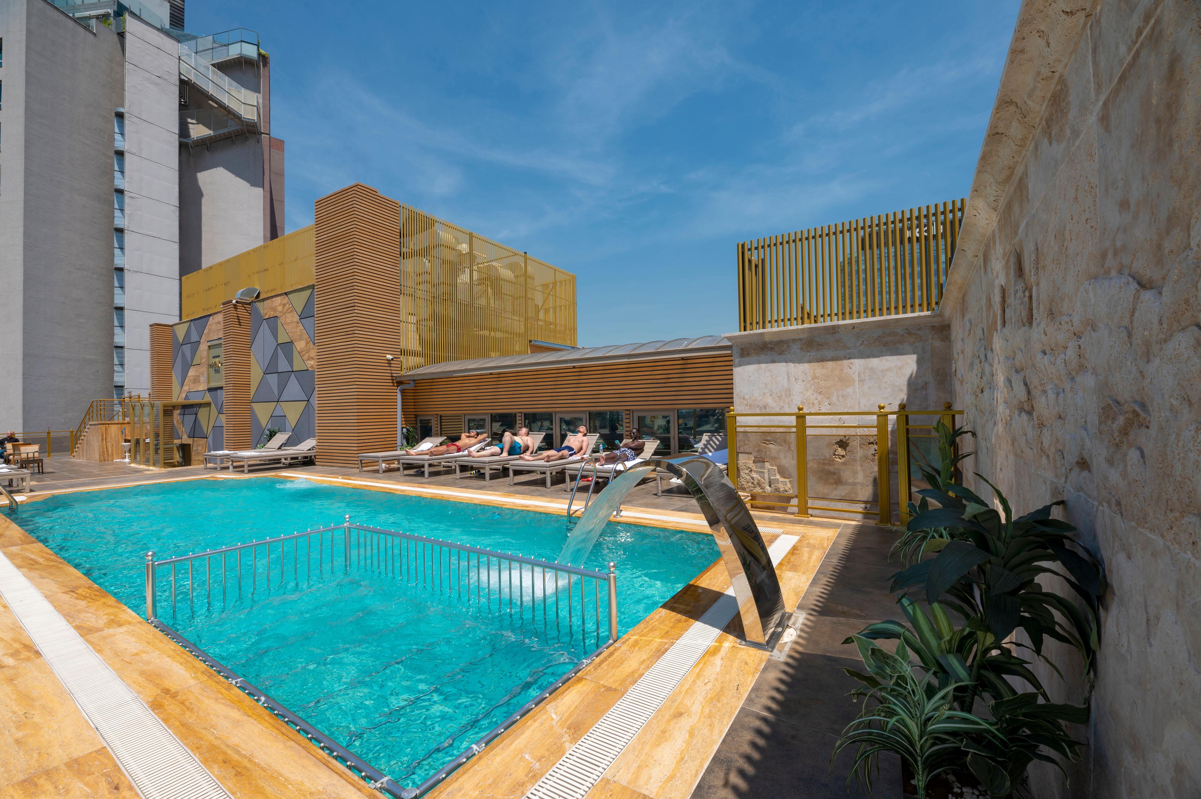 Ramada By Wyndham Istanbul Pera Taksim Hotel Exterior photo Rooftop pool