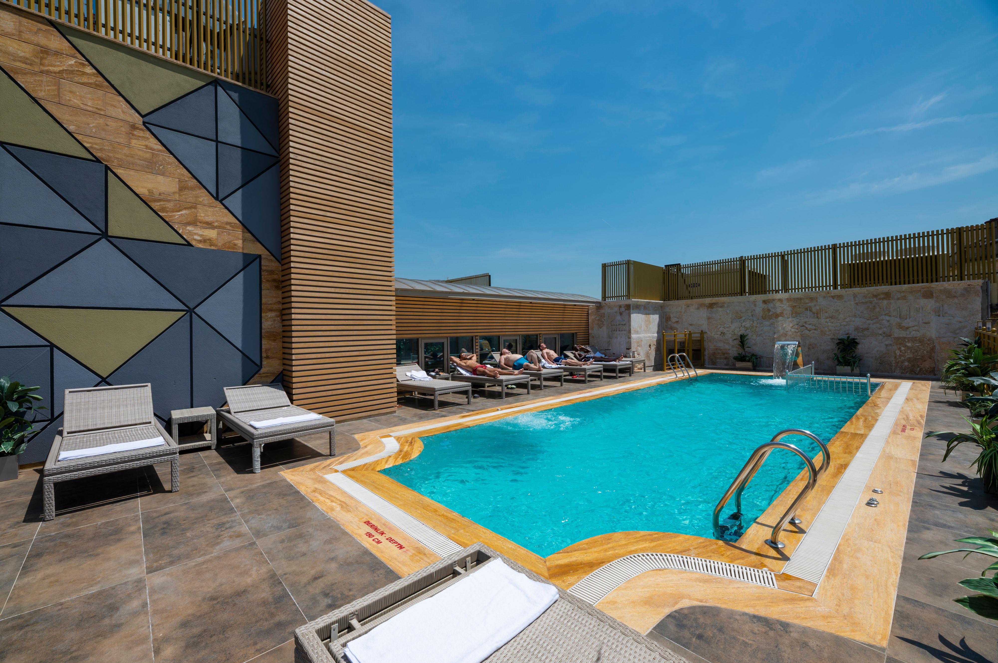 Ramada By Wyndham Istanbul Pera Taksim Hotel Exterior photo Rooftop pool