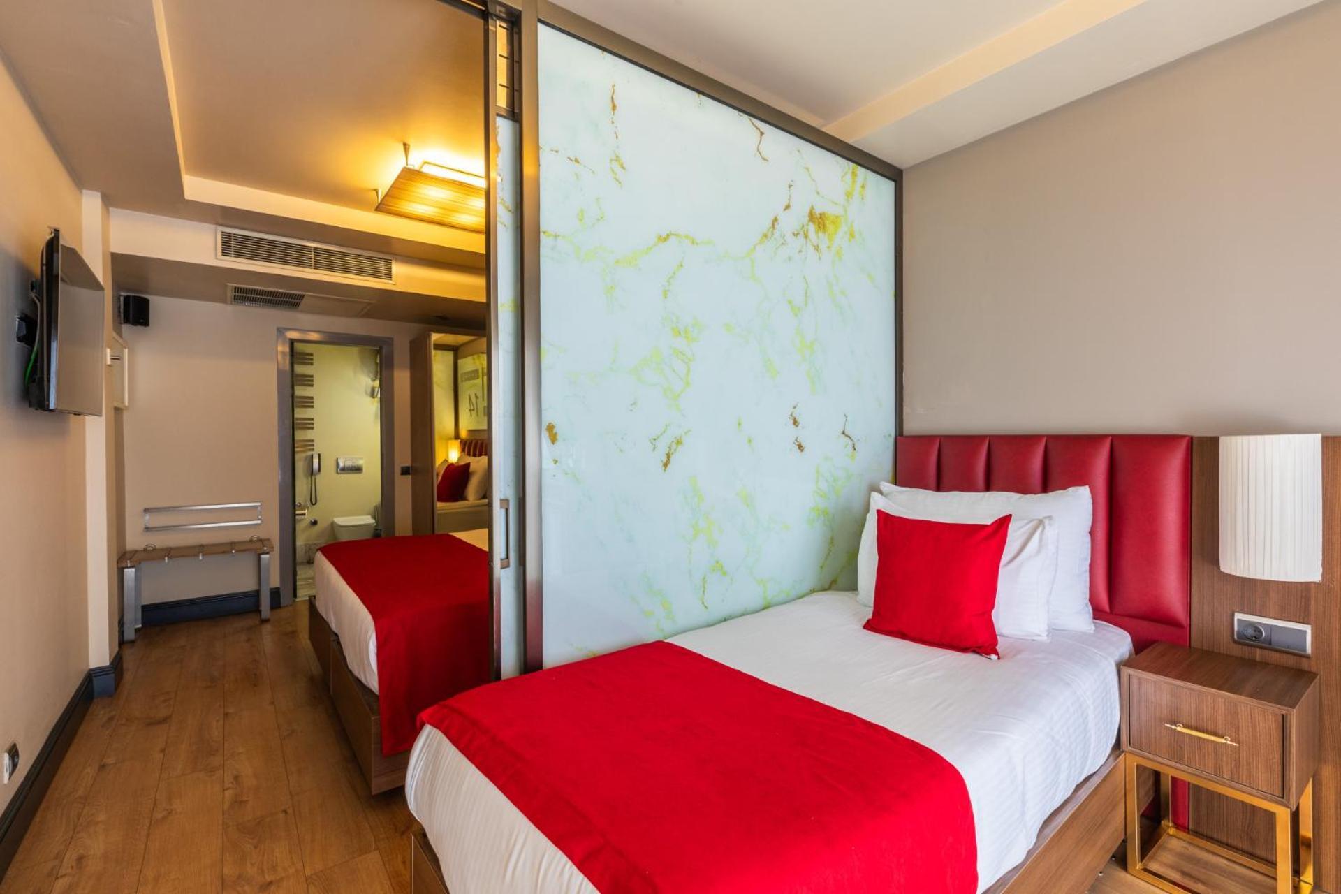 Ramada By Wyndham Istanbul Pera Taksim Hotel Exterior photo A room at the hotel