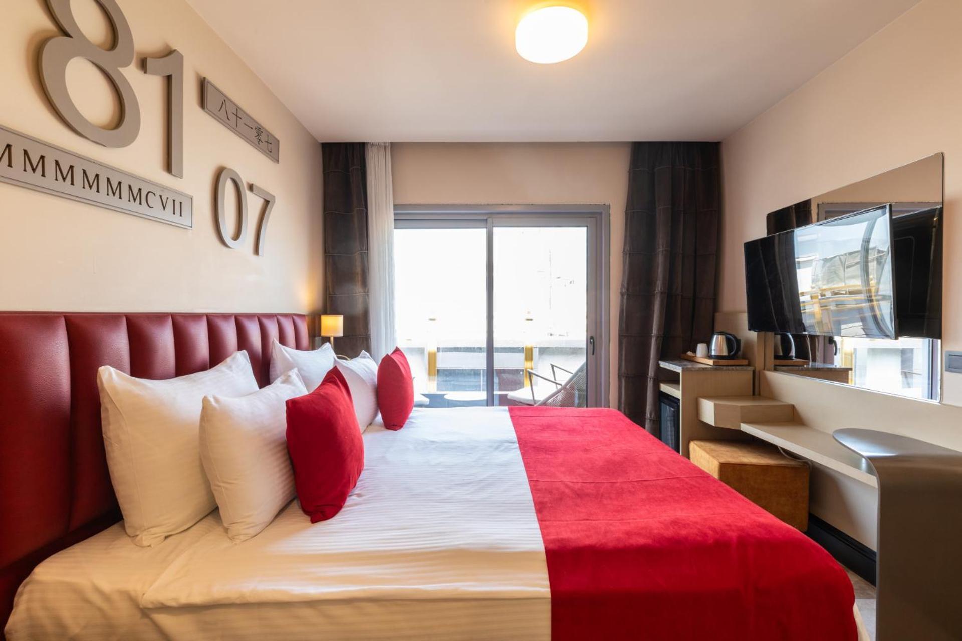 Ramada By Wyndham Istanbul Pera Taksim Hotel Exterior photo Room at the hotel
