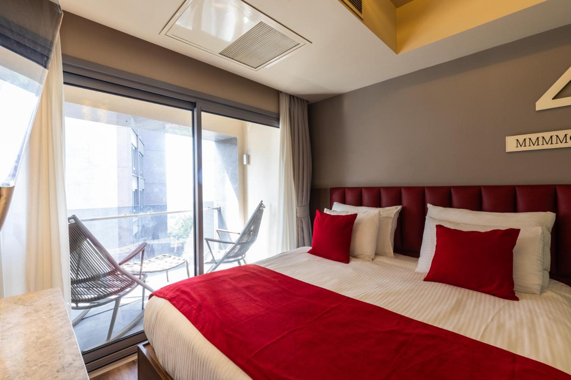 Ramada By Wyndham Istanbul Pera Taksim Hotel Exterior photo A room at the hotel