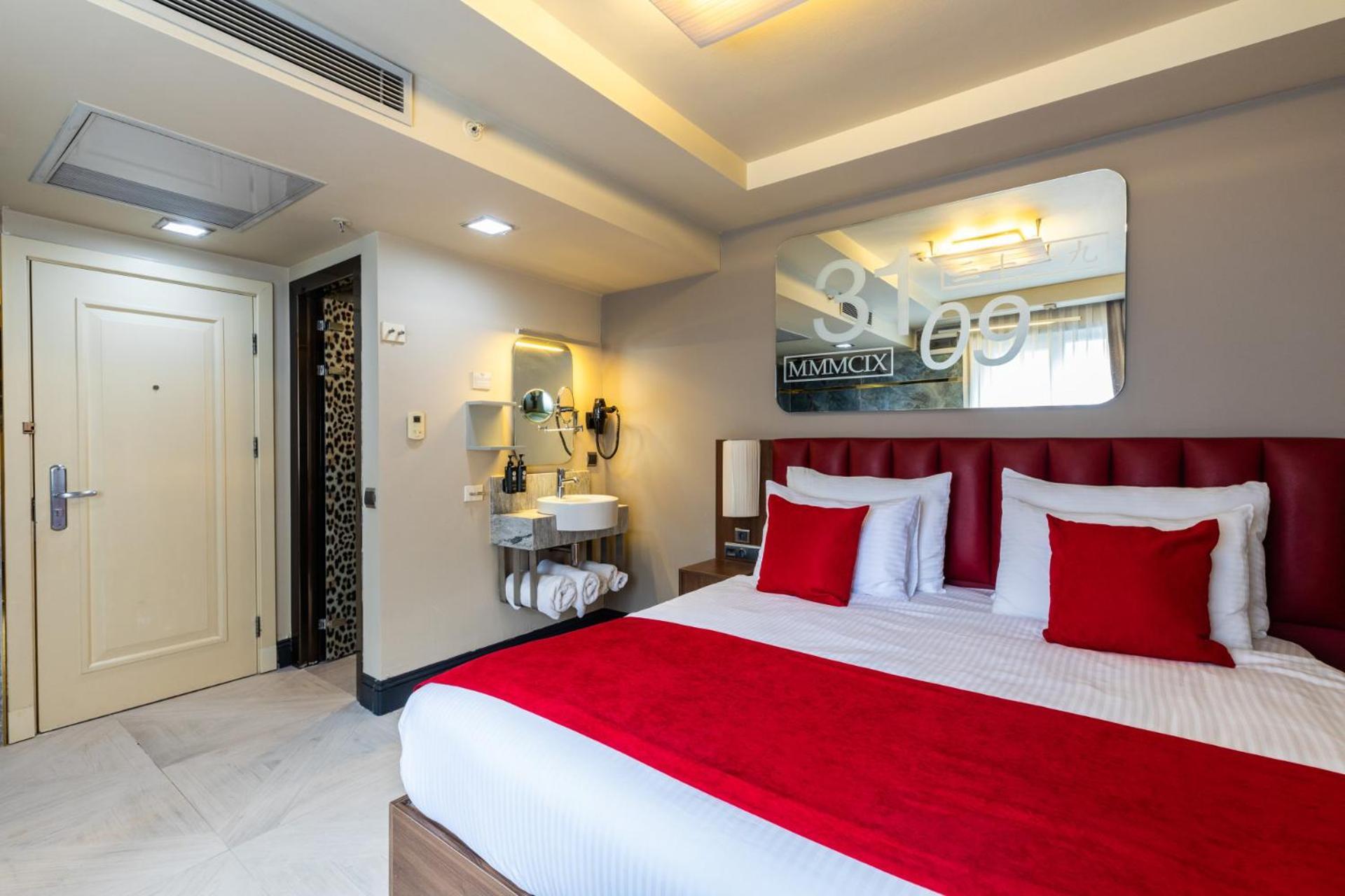 Ramada By Wyndham Istanbul Pera Taksim Hotel Exterior photo A room at the hotel